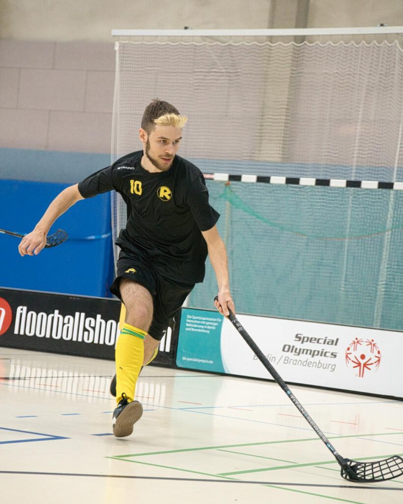 Lennart am Floorballschläger in der Halle in Berlin